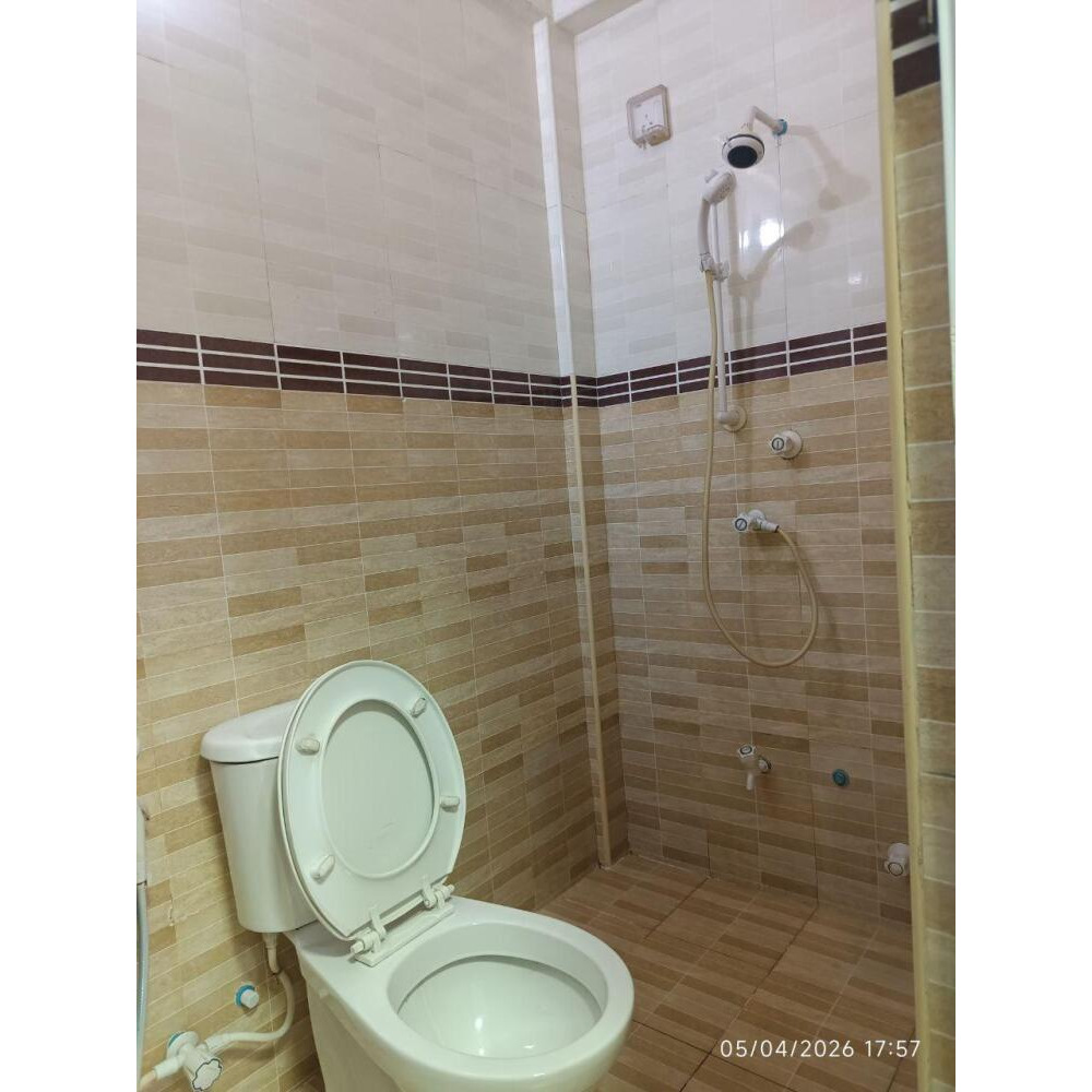 1 spacious room with attached toilet from 3 room — Malé — Galolhu