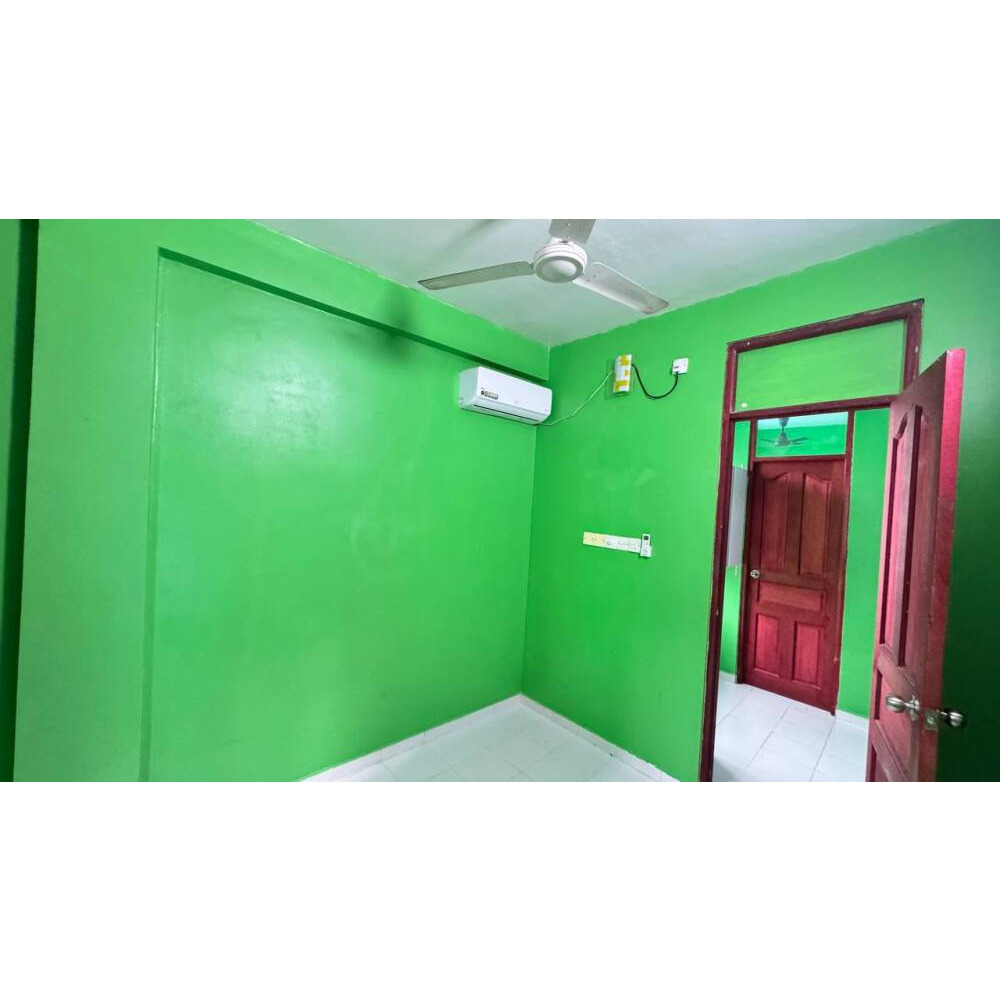 1 room and small room with 1 attached bathroom and kitchen — Malé — Maafannu
