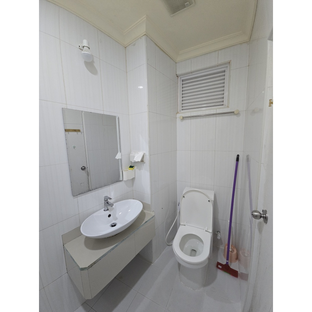 1 or 2 Rooms with Balcony from 3+1 Sharing Apartment. Utilities Included — Malé — Machchangolhi